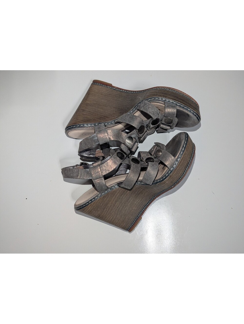 COACH MALLORIE SILVER/GRAY STUDDED WEDGE SANDALS SIZE 6.5B (CON75)